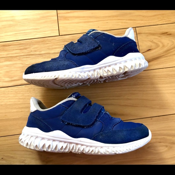 Kid’s sneakers size 4 big kid - Picture 2 of 3